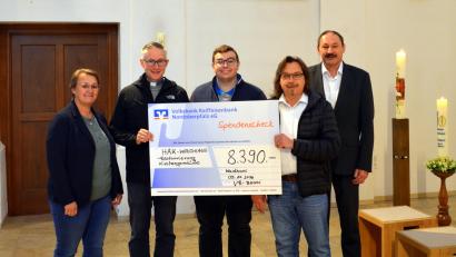 Bild: VR-Bank Nordoberpfalz eG
Geschäftsstellenleiter Gerhard Uschold (Volksbank Raiffeisenbank Nordoberpfalz eG) überreichte den Spendenscheck für die erfolgreiche Crowdfunding-Aktion zur Restaurierung der historischen Kirchengemälde an Pfarrer Adam Karolczak und Andreas Ringholz vom Heimatkundlichen Arbeitskreis Waidhaus.