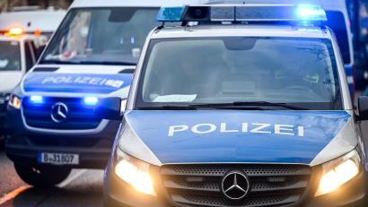 Bild: Jens Kalaene/dpa
Mit einem Großaufgebot fahndet die Polizei nach den Flüchtigen. (Symbolbild)
