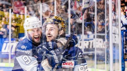 Bild: Werner Moller
Da verstehen sich zwei richtig gut: Jordan Knackstedt (links) und Brayden Tracey bilden zusammen mit Michael Regush derzeit die gefährlichste Angriffsreihe bei den Blue Devils Weiden.