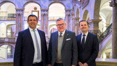 Bild: René Chlopotowski/dpa
Bayerns Justizminister Josef Schmid (M) stellte David Beck (l) als Nachfolger von Andreas Franck vor.