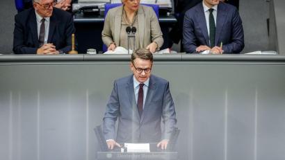 Bild: Kay Nietfeld/dpa
Gesundheitsminister Carsten Linnemann (CDU) dankte auch seinen Vorgängern für die Vorarbeiten zur Notfallreform.