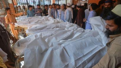 Bild: Muhammad Zubair/AP/dpa
Viele Schüler sterben beim Einsturz eines Schuldaches in Pakistan.