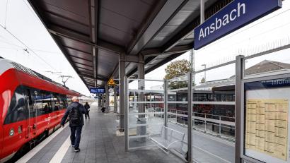 Bild: Daniel Karmann/dpa
Das Verkehrsbündnis Allianz pro Schiene e.V. hat den Bahnhof Ansbach zum Bahnhof des Jahres 2026 gekürt.