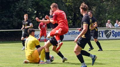 Bild: Rudi Gebert
Der FC Tirschenreuth (schwarze Trikots) und der TSV Waldershof lieferten sich in der Vergangenheit stets packende Duelle. In der Vorrunde (Szene) trennten sich beide Teams nach einem verrückten Spielverlauf 4:4.