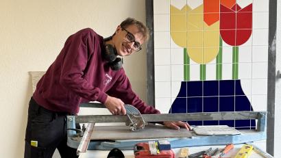 Bild: Jasmin Götz
Tim Götz liebt die Tätigkeit als Fliesenleger. Für den 18-Jährigen Vilshofener geht es aktuell auf die Meisterschule nach Straubing. Im Hintergrund ist eines seiner Werkstücke zu sehen, die in der Begabtenförderung entstanden sind.
