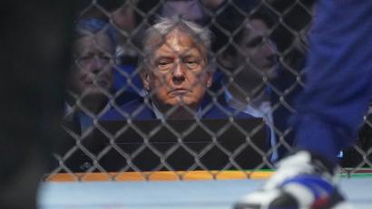 Symbolbild: Alex Brandon/dpa
Der wohl berühmteste Käfig-Kampf-Fan: Donald Trump. Am Samstag gibt es eine solche Veranstaltung in Karlsbad.