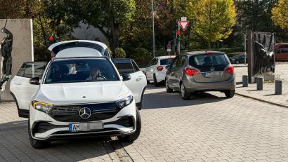Bild: Petra Hartl
Hier wurde alles richtig gemacht. Die Georg-Grammer-Straße ist künftig Elterntaxi-Haltestelle für die Max-Josef-Schule. Damit soll die Verkehrssituation vor dem Schulhaus entschärft werden.