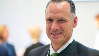 Bild: Peter Kneffel/dpa
Bei seiner ersten Konjunktur-PK kann der neue BIHK-Präsident Peter Inselkammer einen leichten Aufwärtstrend vermelden. (Archivbild)