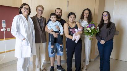 Bild: Johanna Foitzik
Sie freuen sich über die Geburt von Andreea Florina: Chefärztin Dr. Susanne Merl, Geschäftsführerin Janina Philipp (von links), die Eltern Rodica und Andrei mit ihrem ersten Sohn, sowie Stationsteamleitung Nicole Schwarz (ganz rechts) und Hebamme Celine Michalke (Zweite von rechts).