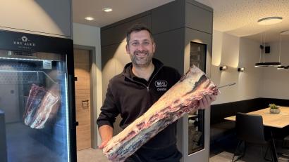 Bild: Gabi Schönberger
Wenn Christian Witt einen Ochsenrücken aus dem Reifeschrank in der modern eingerichteten Kochschule holt, ist er Dry Aged. Vor 100 Jahren verkaufte sein Urgroßvater das Fleisch an gleicher Stelle als gut abgehangen.