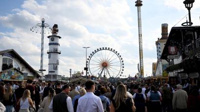 Bild: Felix Hörhager/dpa
Die Wiesn gehört zur Münchner DNA - entsprechend groß war in den letzten Monaten die Aufregung über den Streit um die Festzelte. (Archivbild)