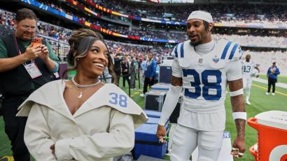 Bild: Ian Walton/AP/dpa
Simone Biles beim American Football mit ihrem Ehemann Jonathan Owens. (Archivbild)