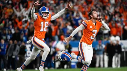 Bild: Geneva Heffernan/AP/dpa
Kicker Wil Lutz (r) erzielte für die Denver Broncos das entscheidende Field Goal in der Overtime.