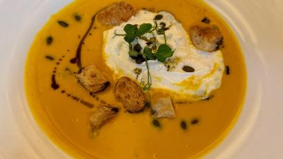 Bild: Ilse Hauer
Kürbissuppe mit geröstetem Hokkaido macht sich gut im Teller mit einem Klecks Sahne, Kürbiskernen und angeröstetem Brot.