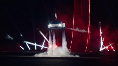 Bild: Tesla/dpa
Der Sportwagen werde 2028 in die Produktion gehen und man werde ihn kaufen können, sagte Tesla-Chef Elon Musk.