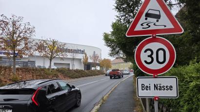 Bild: Tobias Gräf
Seit neuestem gilt hier bei Nässe Tempo 30: Der Kurvenbereich der B14 rund um die Oberpfalz-Arkaden wird demnächst vom Staatlichen Bauamt auf mögliche Gefahren untersucht.