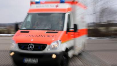 Bild: Stephan Jansen/dpa
Der Rettungsdienst bringt die Frau in ein Krankenhaus. (Symbolbild)