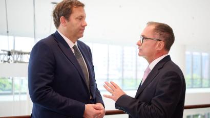 Bild: Soeren Stache/dpa
Finanzminister Klingbeil und Bundesbankchef Nagel kamen mit positiven Wachstumszahlen nach Bangkok.