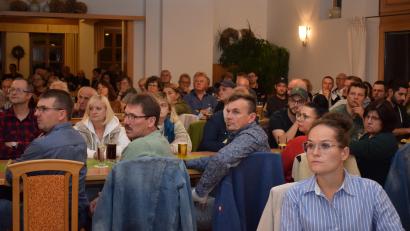 Bild: Richard Braun
Mit großem Interesse folgen die Bürgerinnen und Bürger von Trausnitz den Ausführungen des Bürgermeisters in der Bürgerversammlung.