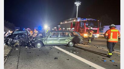 Bild: Felix Besold/NEWS5/dpa
Die zusammengeprallten Autos wurden bei dem Unfall schwer beschädigt.