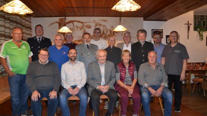 Bild: Peter Garreiss
Josef Schafbauer (Mitte) feierte im Kreise der zahlreichen Vereinsabordnungen sowie mit Pfarrer Udo Klösel und Bürgermeister Armin Bulenda (vorne links) im Gasthaus Bodensteiner in Tröbes seinen 80. Geburtstag.