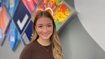 Bild: Paulina Schmidt
Annika Schön arbeitet bei Regler und machte dort ihre Ausbildung zur Mediengestalterin. „Ich wusste schon immer, dass ich gerne einmal in die kreative Richtung gehen möchte“, sagt sie.