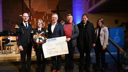 Bild: Anna Richthammer
Dirigent Philipp Senft (von links), Bergknappen-Vorsitzende Alexandra Ottmann, VR-Vorstand Martin Sachsenhauser, Pfarrer Dr. Roland Kurz, Kirchenmusikdirektor Gerd Hennecke und Stephanie Fuchs vom VR-Bank Marketing bei der Übergabe der finanziellen Zuwendung an die Musiker.