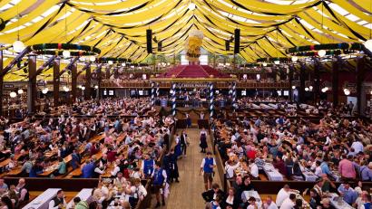 Bild: Sven Hoppe/dpa
Das Paulaner-Festzelt ist das eine der beiden Zelte, um die es vor Gericht ging. (Archivbild)