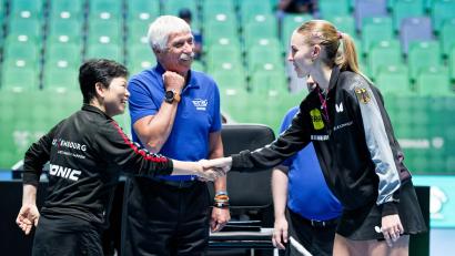Bild: Manfred Schillings/dpa
Duell der Tischtennis-Generationen: Die 63-jährige Ni Xia Lian und die 20-jährige Annett Kaufmann.