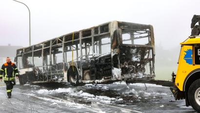 Bild: Daniel Löb/dpa
Der Bus brannte komplett aus.