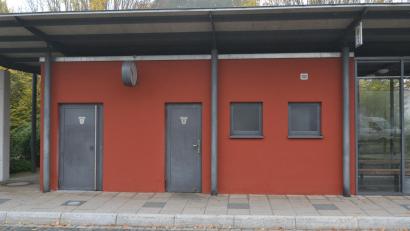 Bild: Thorsten Schreiber
Eine von insgesamt vier öffentlichen Toiletten in Tirschenreuth ist am Großparkplatz beziehungsweise am zentralen Omnibusbahnhof (ZOB). Jugendliche wünschen sich dort mehr Sauberkeit und längere Öffnungszeiten.