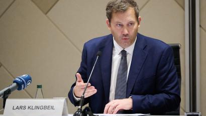 Bild: Soeren Stache/dpa
Bundesfinanzminister Lars Klingbeil (SPD) will Deutschland im Rennen um EZB-Spitzenposten positionieren (Archivbild)