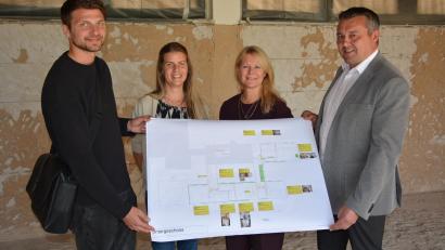 Bild: Josef Rosner
Architekt Simon Troesch, Kinderhausleiterin Sonja Ziegler, Schulrektorin Karin Gleißner und Bürgermeister Christian Hebert (von links) mit einer der Projektskizzen.