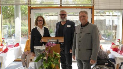 Bild: Caritas gGmbH
Friederike Müller (Geschäftsführerin der Caritas gGmbH St. Heinrich und Kunigunde) und Matthias Stiegler (Einrichtungsleiter Caritasheim St. Hedwig) mit Auerbachs Zweitem Bürgermeister Josef Lehner bei der Jubiläumsfeier.