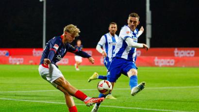 Bild: Frank Molter/dpa
Hertha-Verteidiger Niklas Kolbe (r) blockt eine Flanke des Kielers Till Wiese.