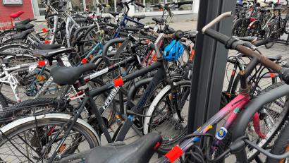 Bild: Heike Unger
Komplett "zugeparkt" präsentierte sich zuletzt der überdachte Fahrradabstellplatz vor dem Bahnhof in Amberg. Inzwischen hat die Stadt hier neonrote Banderolen an Rädern angebracht, die hier schon wochenlang stehen: Sie werden Mitte April entfernt.