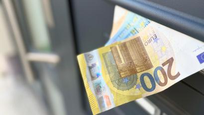 Bild: Gabi Schönberger
Plötzlich fremdes Geld im Briefkasten? So ähnlich muss es sich für den "falschen" Thomas Lachert angefühlt haben. Und der Mann zögert nicht, es einzustecken.