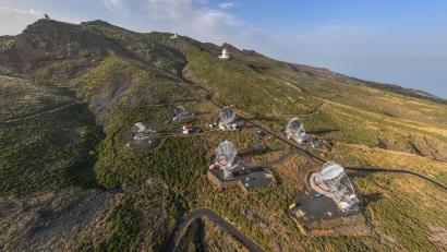 Bild: ---/LST Collaboration/Eurekalert/dpa
Auf der kanarischen Insel La Palma stehen vier riesige, aus zahlreichen Facetten bestehende Spiegel. (Handout)