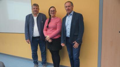 Bild: Elfriede Weiß
In der Schulverbandsversammlung stellte sich Rektorin Julia Kopp vor. Zum Vorsitzenden wurde Bürgermeister Rudolf Teplitzky wiedergewählt (nicht im Bild), zu seinen Stellvertretern die Bürgermeister Josef Pretzl, Gleiritsch, (rechts) und Reinhard Kreuzer, Schönsee.