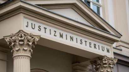 Bild: Marius Becker/dpa
Das Eingangsportal des nordrhein-westfälischen Justizministeriums in Düsseldorf. (Archivbild)