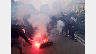 Bild: Costantino Sergi/IPA via ZUMA Press/dpa
Bei den Protesten gab es auch Krawalle. Hier wurde eine Panzer-Attrappe in Brand gesetzt.