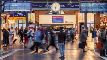 Bild: Andreas Arnold/dpa
Eine Durchsage schreckte am Freitag die Passanten etwa am Frankfurter Hauptbahnhof auf. (Archivbild)