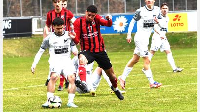 Archivbild: Gerhard Büttner
Jamal Dubois (rotes Trikot) leidet an Kniebeschwerden. Der Verteidiger droht bis zur Winterpause auszufallen.