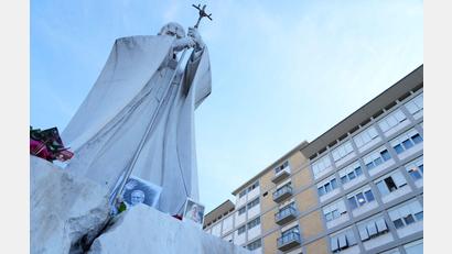 Bild: Gregorio Borgia/AP/dpa
Papst Leo XIV. liegt im zehnten Stock des Gemelli-Krankenhauses. Davor befindet sich eine Statue seines Vorgängers Johannes Paul II..
