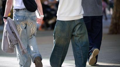 Bild: Katharina Kausche/dpa
Die Hüfte sitzt auf der Hose, der Schritt hängt tief - ursprünglich kommt der Kleidungsstil aus der Hip-Hop-Kultur.