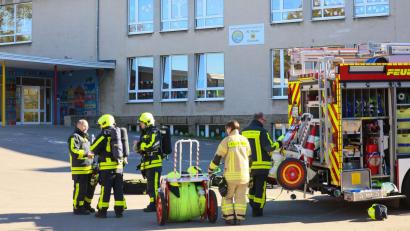 Bild: Tim Oelbermann/dpa
Laut Feuerwehr klagte zunächst eine Lehrkraft über Kreislaufprobleme und Übelkeit, später meldeten sich etwa zehn Schülerinnen und Schüler mit ähnlichen Beschwerden.