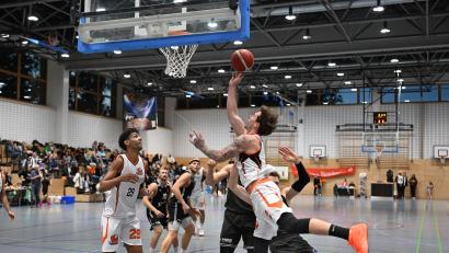Bild: Tobias Schwarzmeier
Flügelspieler Lukas Pryszcz besticht durch einen kompromisslosen Zug zum Korb. Die Neustädter Basketballer starten mit einem Heimspiel in die neue Saison.