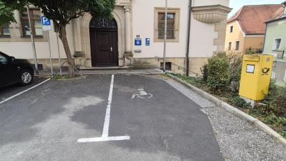 Bild: Fritz Hopp
Direkt vor der Nabburger Polizei-Dienststelle befindet sich links ein Schild, das auf Parkplätze für Einsatzfahrzeuge verweist. Doch auf dem rechten Parkplatz war am 25. September auf dem Boden noch eine Markierung zu sehen, die auf einen Behindertenparkplatz hindeutete. Das hat in Nabburg für einigen Ärger gesorgt.