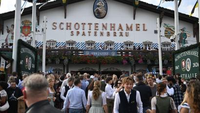 Bild: Felix Hörhager/dpa
Das Schottenhamel-Zelt musste lange zittern - dort wird traditionell auch das erste Faß der Wiesn anstochen. (Archivbild)
