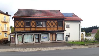 Bild: wkr
Im ehemaligen Photo- und Schreibwarengeschäft Nickl in der Fichtelberger Poststraße sind ein Café und Ferienwohnungen geplant.